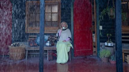 Adultos mayores que viven solor